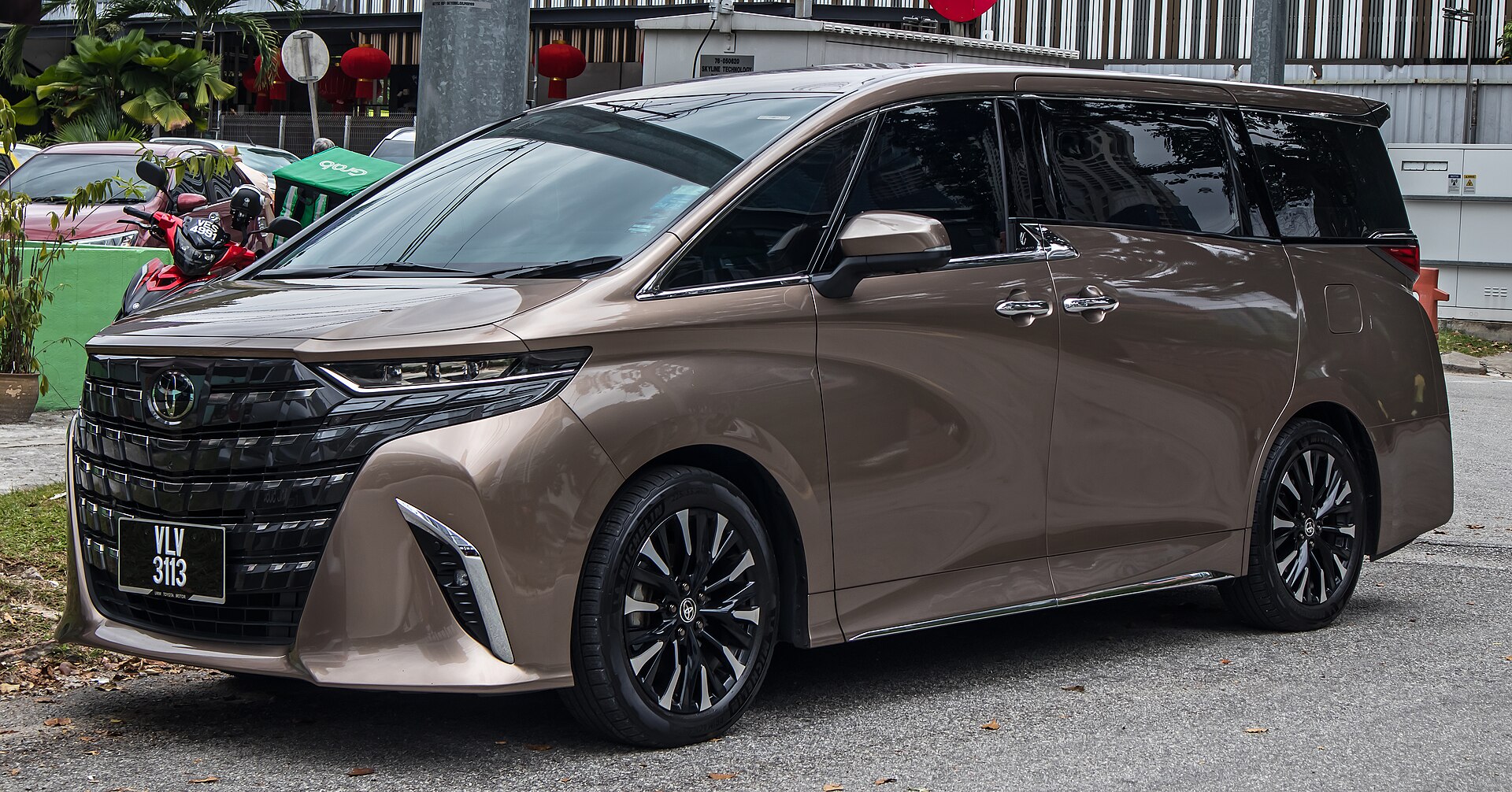 Toyota Alphard 或 Vellfire 参考 MPV，用于舒适车型偏好说明
